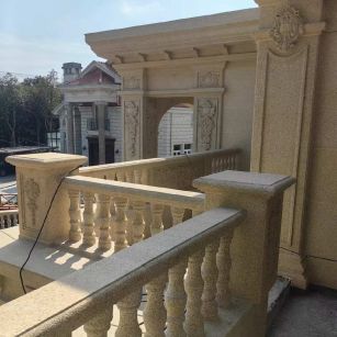 合肥 黄金麻别墅外墙干挂雕花配合阳台栏杆花瓶柱