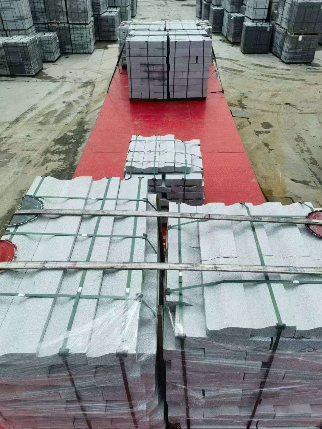 合肥 芝麻白仿形加直形路沿石出货日常