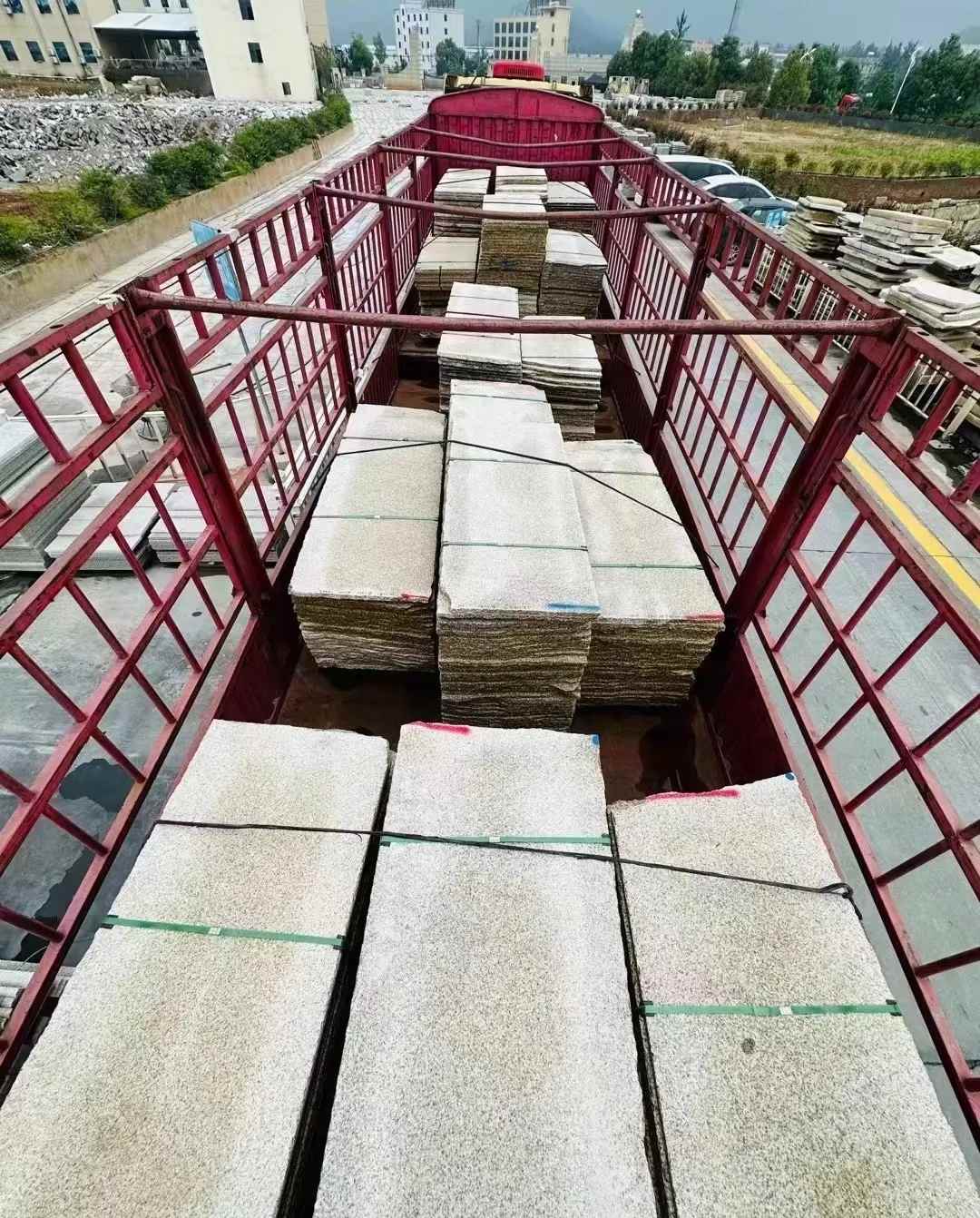 合肥 黄金麻花岗岩荔枝面，光面毛板装车完成