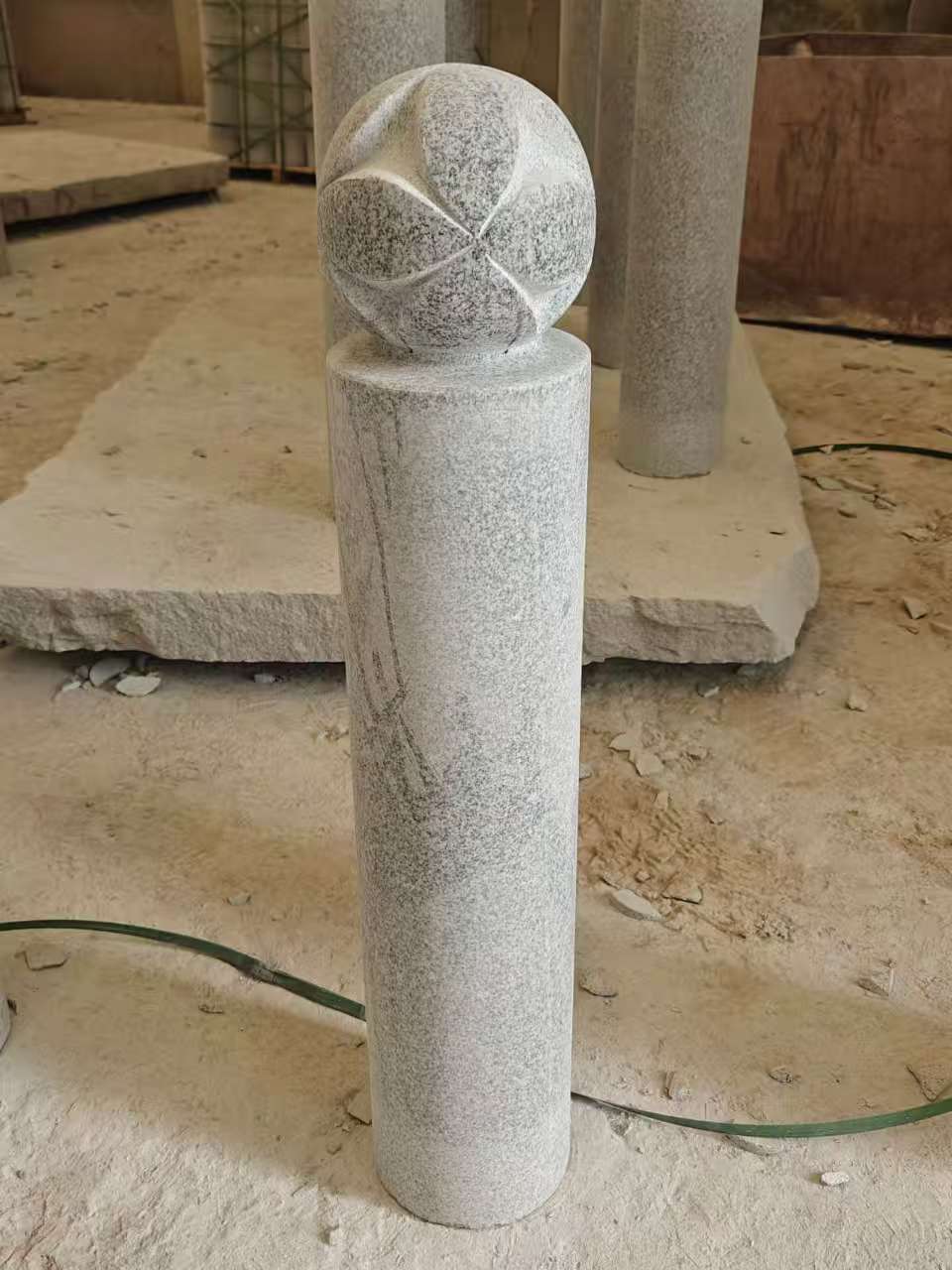 合肥 芝麻白花岗岩石材挡车石柱、停车柱、圆柱挡车柱、方柱挡车柱等