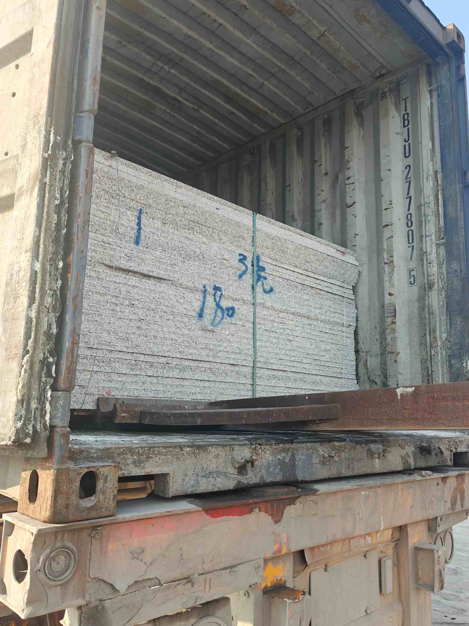 合肥 芝麻白花岗岩石材3.0公分光面毛板装柜出货