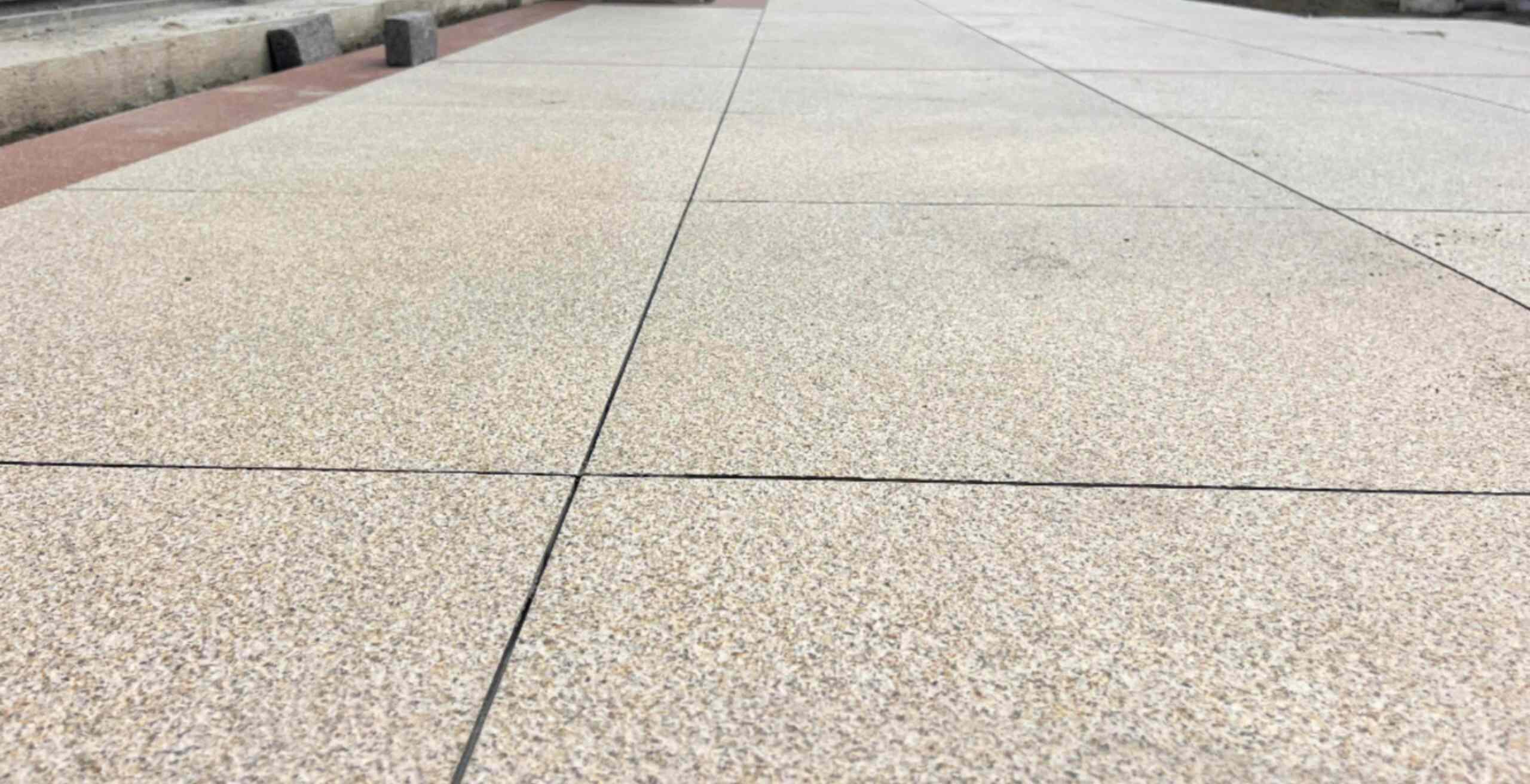 合肥 黄金麻花岗岩石板材荔枝面地面铺装效果