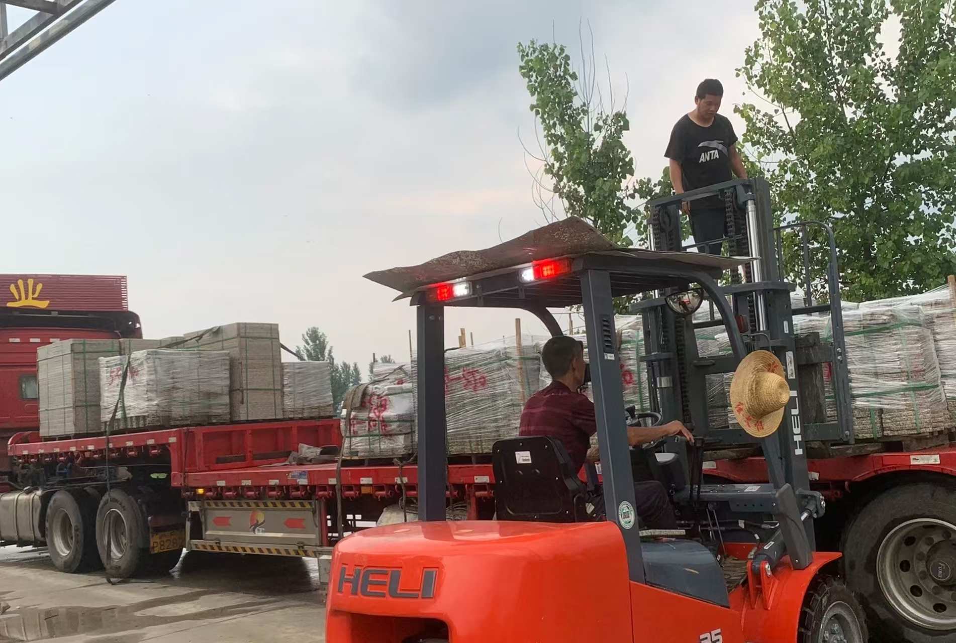 合肥 黄金麻冰裂纹，地铺石装车