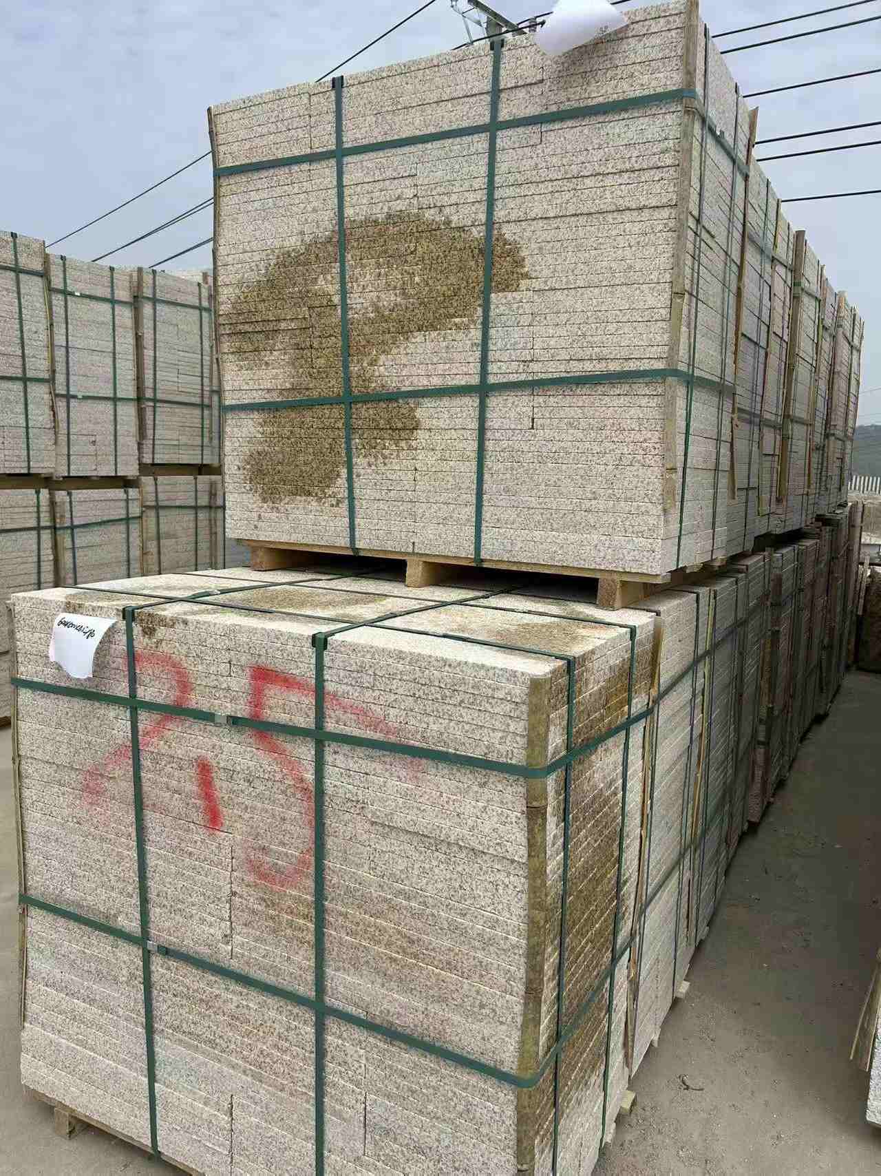 合肥 黄金麻花岗岩石材荔枝面地铺石2.5*300*600