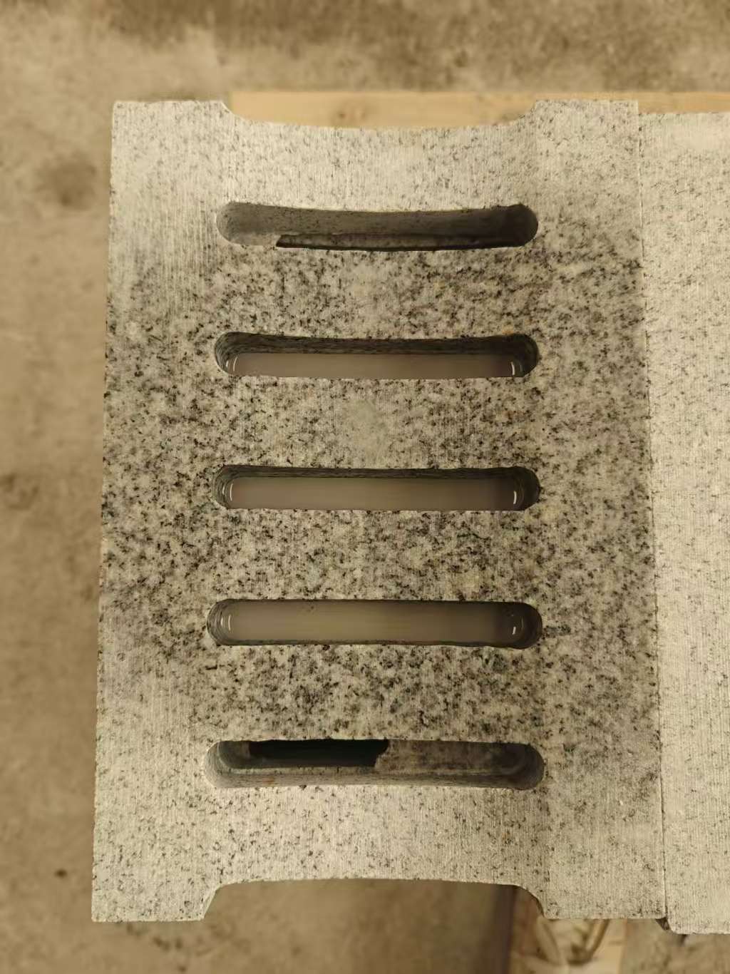 合肥 芝麻白拉丝面花岗岩U型开槽排水槽