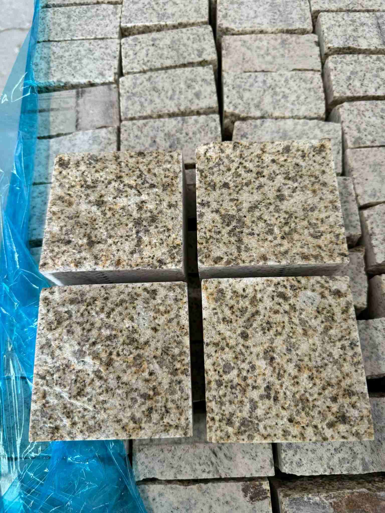 合肥 黄金麻花岗岩自然面小方块，弹石，马蹄石等