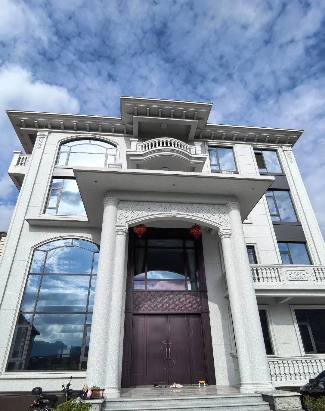 合肥白麻别墅外墙干挂石材效果示例