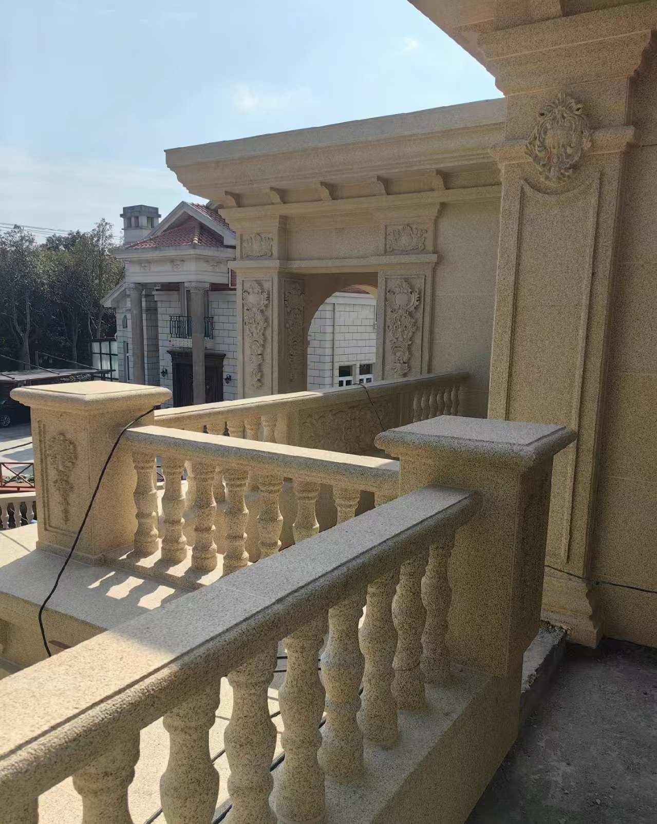 合肥 黄金麻别墅外墙干挂雕花配合阳台栏杆花瓶柱