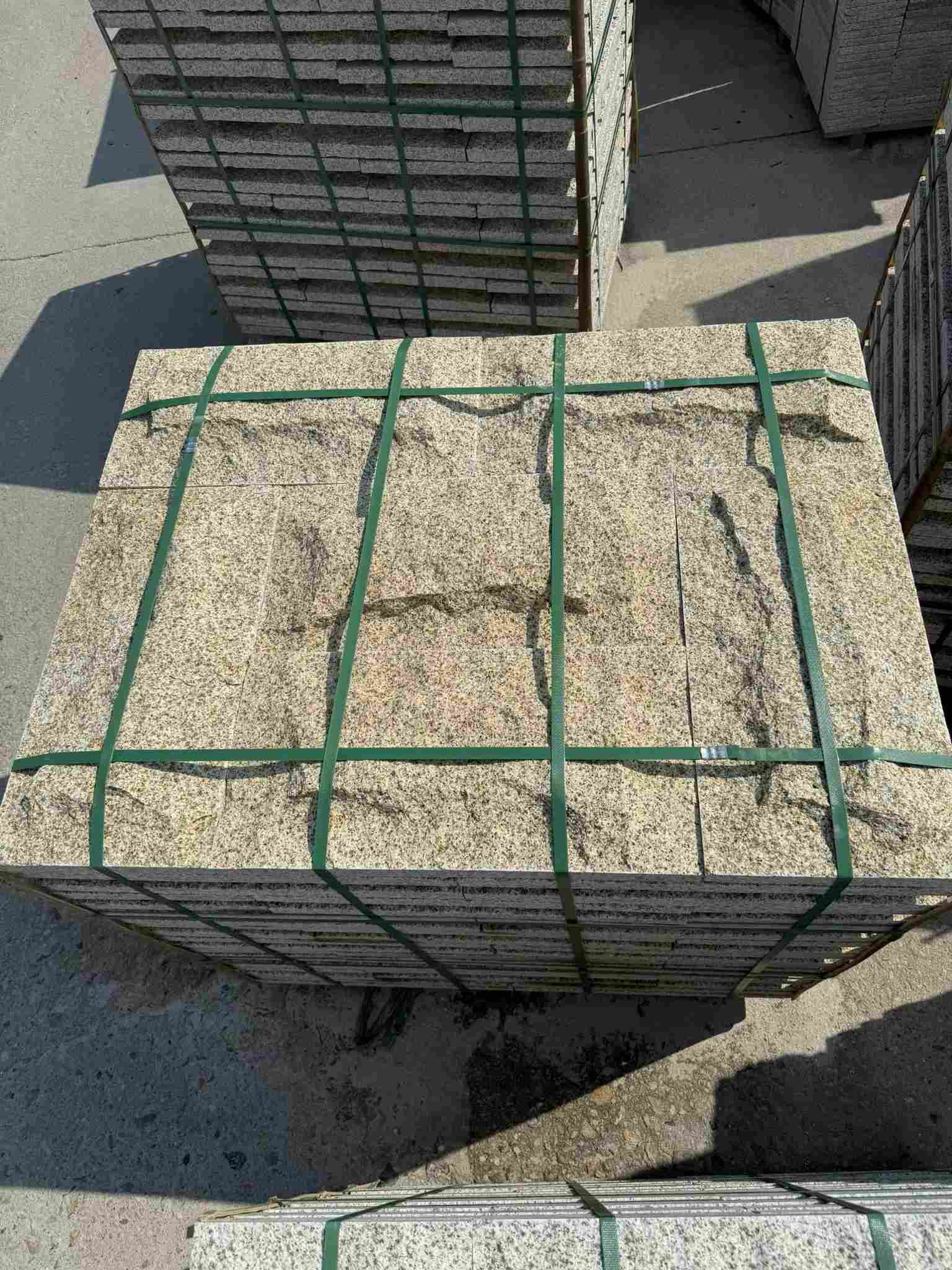 合肥 黄金麻花岗岩石材自然面蘑菇石成品