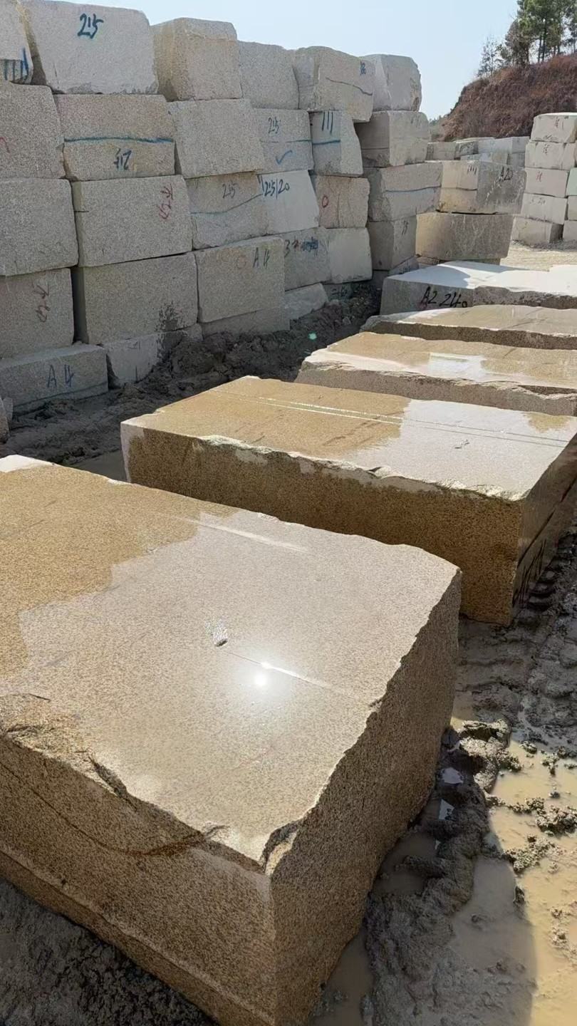 合肥 黄金麻方料堆场洗料分选中，原材料充足