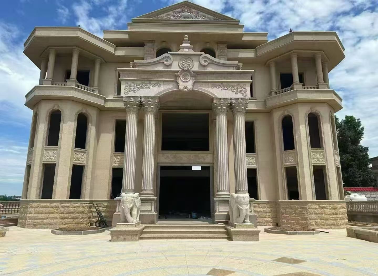 合肥 黄金麻别墅外墙干挂，大柱，大象，蘑菇石，雕花板