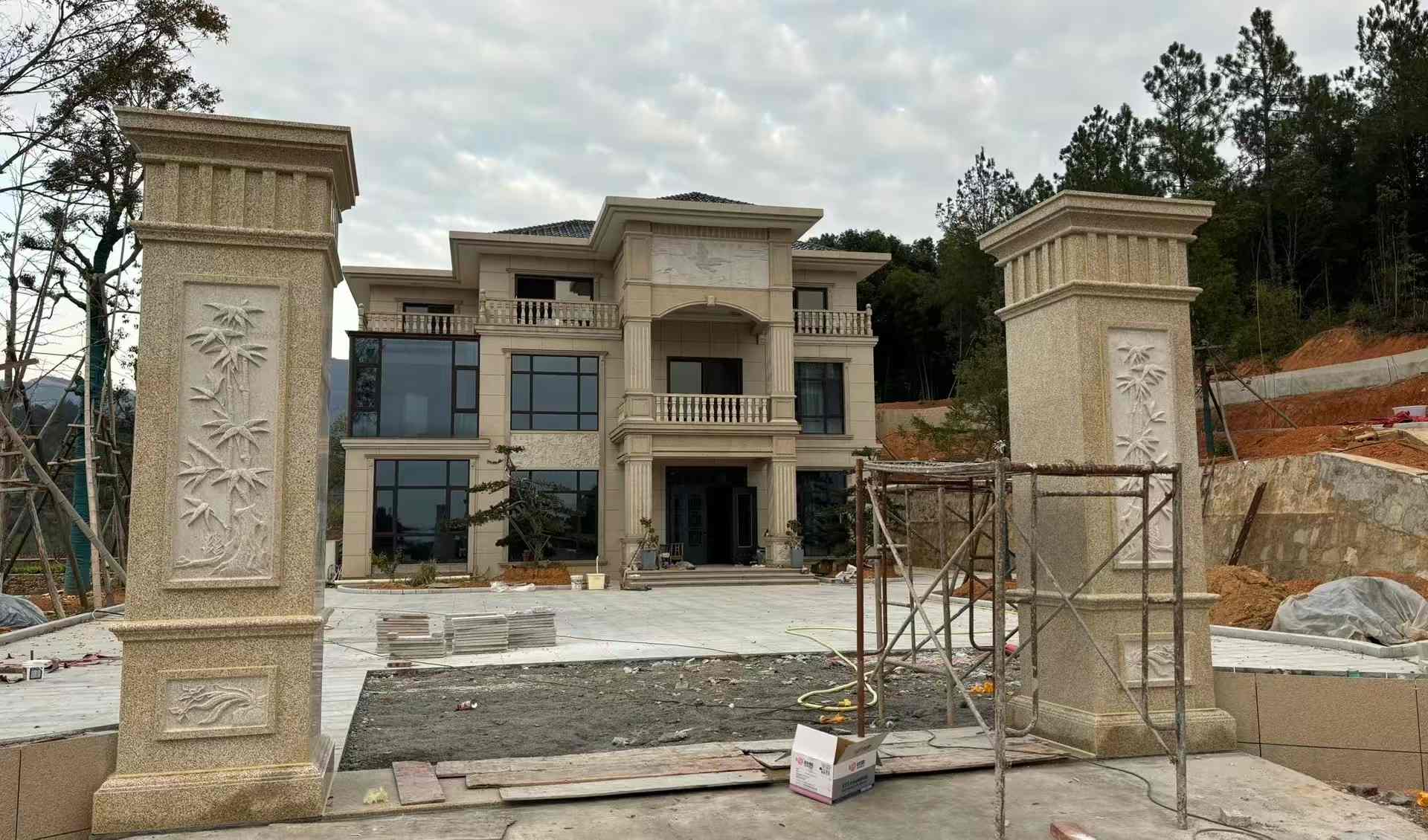 合肥 黄金麻花岗岩别墅雕花外墙干挂配上门口雕花罗马柱