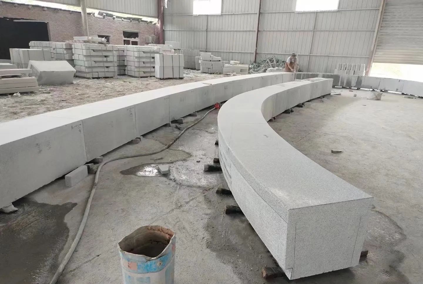 合肥芝麻白花岗岩石板材 园林光面弧形坐凳